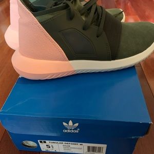 Adidas tubular defiant sneakers 5.5